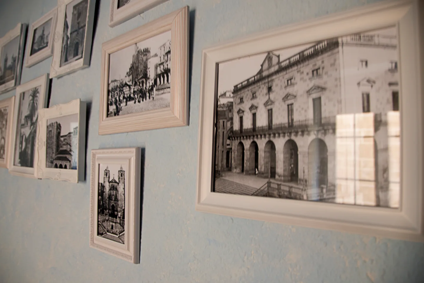 detalle de cuadros en pared del salón