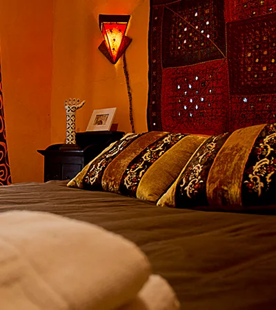 imagen de la cama del dormitorio naranja