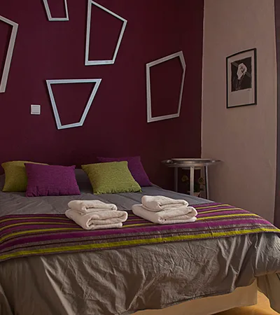 imagen cama del dormitorio lila