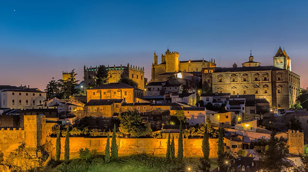 vista del casco histórico de Cáceres al anochecer