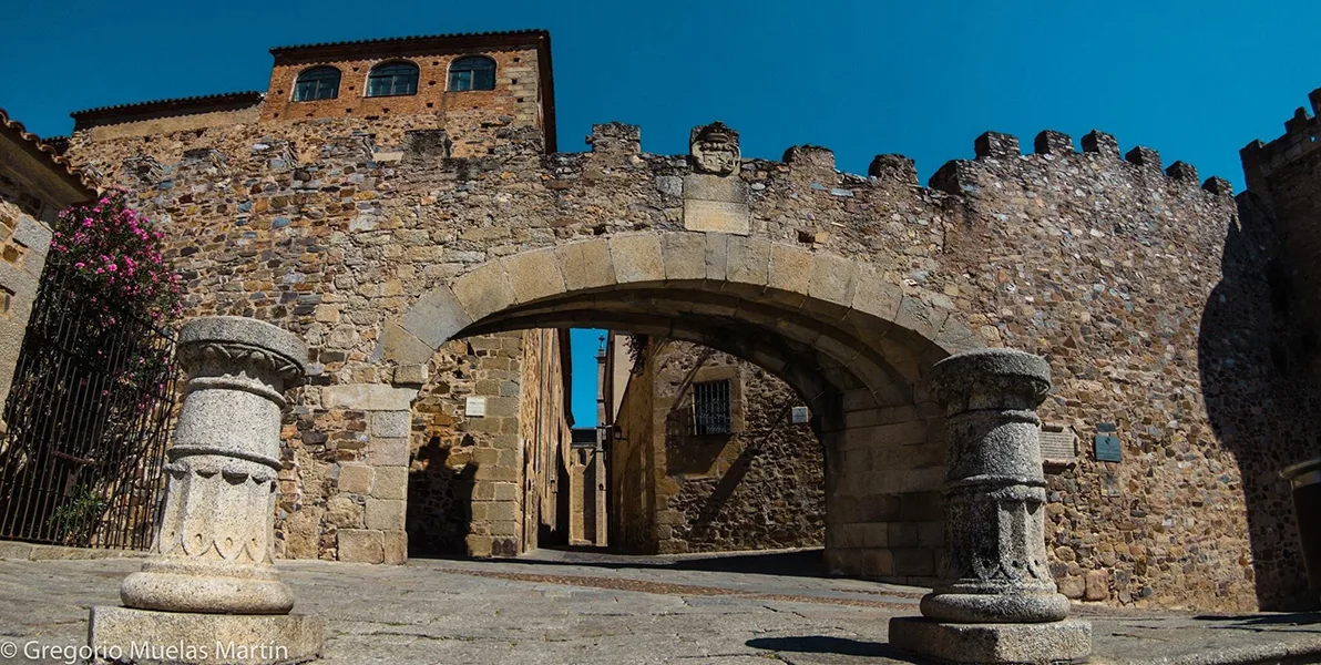arco de la estrella en la muralla de Cáceres
