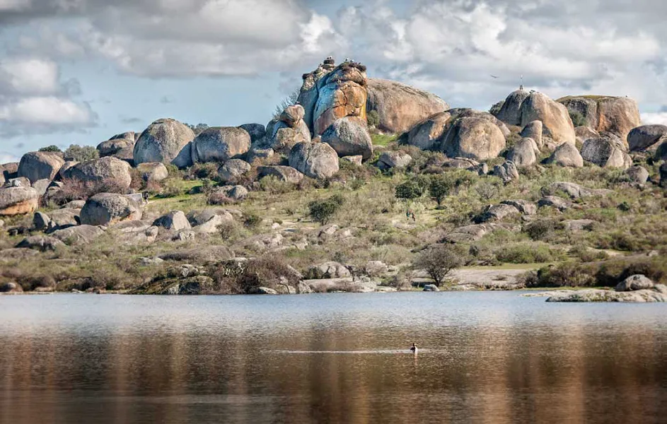 vista de la charca y bloques graníticos de Los Barruecos