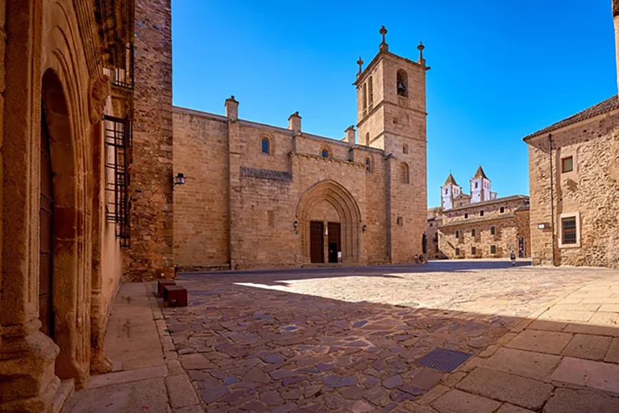 vista de la plaza de Santa María con su concatedral en Cáceres